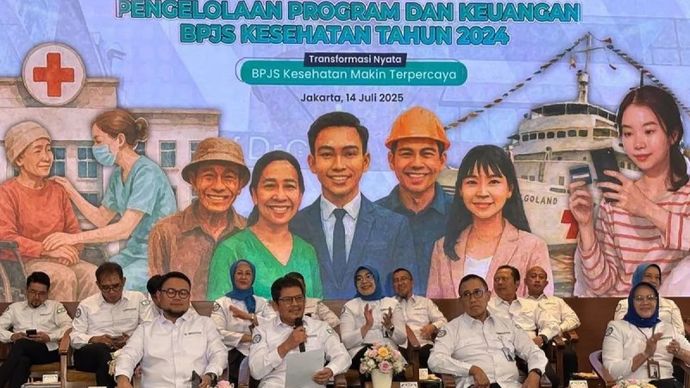 Direktur Utama BPJS Kesehatan Ali Ghufron Mukti (barisan depan, kedua kiri) dalam acara Public Expose Pengelolaan Program dan Keuangan BPJS Kesehatan tahun 2024 di Jakarta, Senin, 14 Juli 2025.