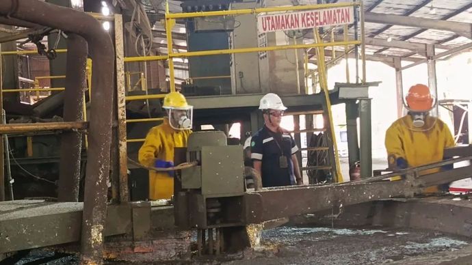 Presiden Republik Indonesia Prabowo Subianto meninjau proses peleburan bijih timah di smelter sitaan negara di Pangkalpinang, Senin (6/10/2025)