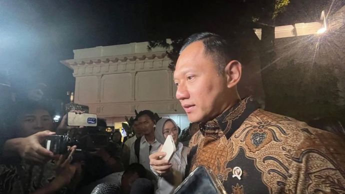 Menteri Koordinator Bidang Infrastruktur dan Pembangunan Kewilayahan Agus Harimurti Yudhoyono memberikan keterangan pers di Kompleks Istana Kepresidenan, Jakarta, Senin (20/10/2025).