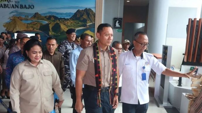 Menteri Koordinator Bidang Infrastruktur dan Pembangunan Kewilayahan Agus Harimurti Yudhoyono saat melakukan kunjungan kerja di Bandara Internasional Komodo, Labuan Bajo, Kabupaten Manggarai Barat, Nusa Tenggara Timur.