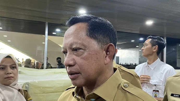 Menteri Dalam Negeri Tito Karnavian menjawab pertanyaan wartawan di kompleks parlemen, Senayan, Jakarta, Senin (30/3/2026). ANTARA/Fath Putra Mulya/aa.