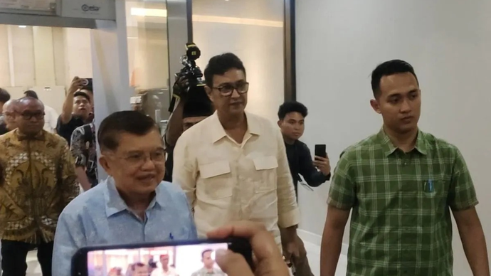 Wakil Presiden Ke-10 dan Ke-12 RI Jusuf Kalla atau yang akrab disapa JK (kiri) mendatangi Gedung Bareskrim Polri, Jakarta, Rabu (8/4/2026). ANTARA/Nadia Putri Rahmani