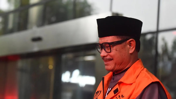 Tersangka kasus dugaan korupsi berupa pemerasan dengan modus fee proyek dan dana CSR serta gratifikasi di lingkungan Pemerintah Kota Madiun, Maidi berjalan menuju mobil tahanan usai menjalani pemeriksaan di Gedung KPK Merah Putih, Jakarta, Senin (30/3/2026). KPK melakukan pemeriksaan lanjutan kepada Wali Kota Madiun nonaktif tersebut untuk mendalami kasus dugaan pemerasan dengan modus fee proyek dan dana CSR, termasuk dugaan gratifikasi oleh Maidi selama periode 2019-2022 dari sejumlah pihak dengan nilai total mencapai Rp1,1 miliar. ANTARA FOTO/Indrianto Eko Suwarso/bar