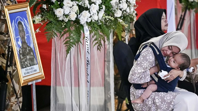 Arsip - Istri dan anak Serka (Anm) M. Nur Ichwan menghadiri penghormatan jenazah personel penjaga perdamaian PBB di Lebanon (UNIFIL) di Terminal 3 Bandara Soekarno-Hatta, Tangerang, Banten (4/4/2026). (ANTARA FOTO/Fauzan/wsj.)
