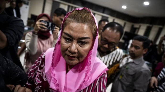 Terdakwa kasus dugaan korupsi pengadaan barang dan jasa tahun 2023-2024 Hevearita Gunaryanti Rahayu (kedua kiri) bersama suaminya Alwin Basri (kedua kanan) berjalan keluar usai menjalani sidang putusan di Pengadilan Tipikor Kota Semarang, Jawa Tengah, Rabu (27/8/2025). Majelis Hakim memvonis mantan Wali Kota Semarang Hevearita Gunaryanti Rahayu dengan hukuman 5 tahun penjara dan denda Rp300 juta serta membayar uang pengganti Rp683,2 juta, sementara untuk suaminya Alwin Basri yang juga mantan Ketua Komisi D DPRD Provinsi Jawa Tengah periode 2019-2024 divonis hukuman 7 tahun penjara dan denda Rp300 juta serta membayar uang pengganti Rp4 miliar. ANTARA FOTO/Aprillio Akbar/bar