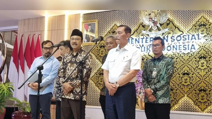 Menteri Sosial Saifullah Yusuf (kedua kiri) dan Ketua Dewan Ekonomi Nasional Luhut Binsar Pandjaitan (kedua kanan) saat konferensi pers di Jakarta, Kamis 7 Mei 2026. ANTARA/Anita Permata Dewi
