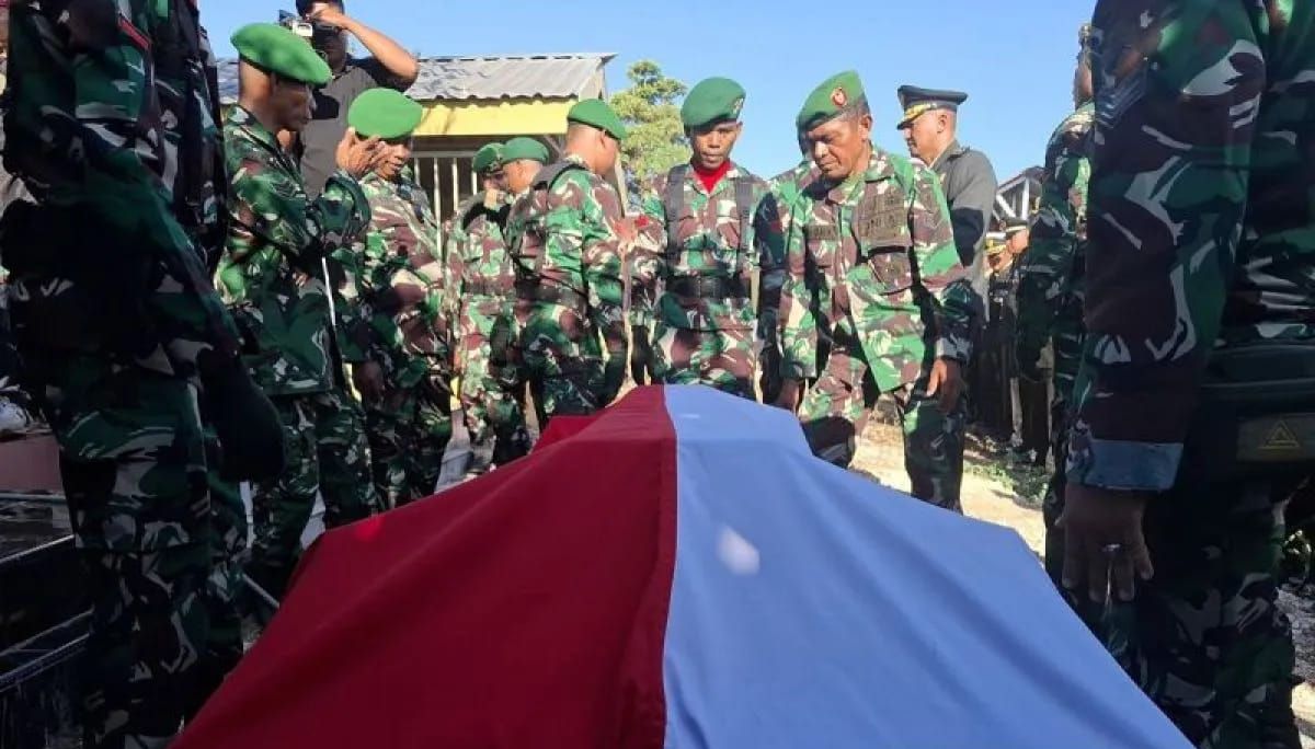 Arsip foto - Peti jenazah Prada Lucky Namo dibalut Bendera Merah Putih saat prosesi pemakaman secara militer di Kupang, Nusa Tenggara Timur, Sabtu 9 Agustus 2025. ANTARA/Kornelis Kaha/aa. <b>(Antara)</b>