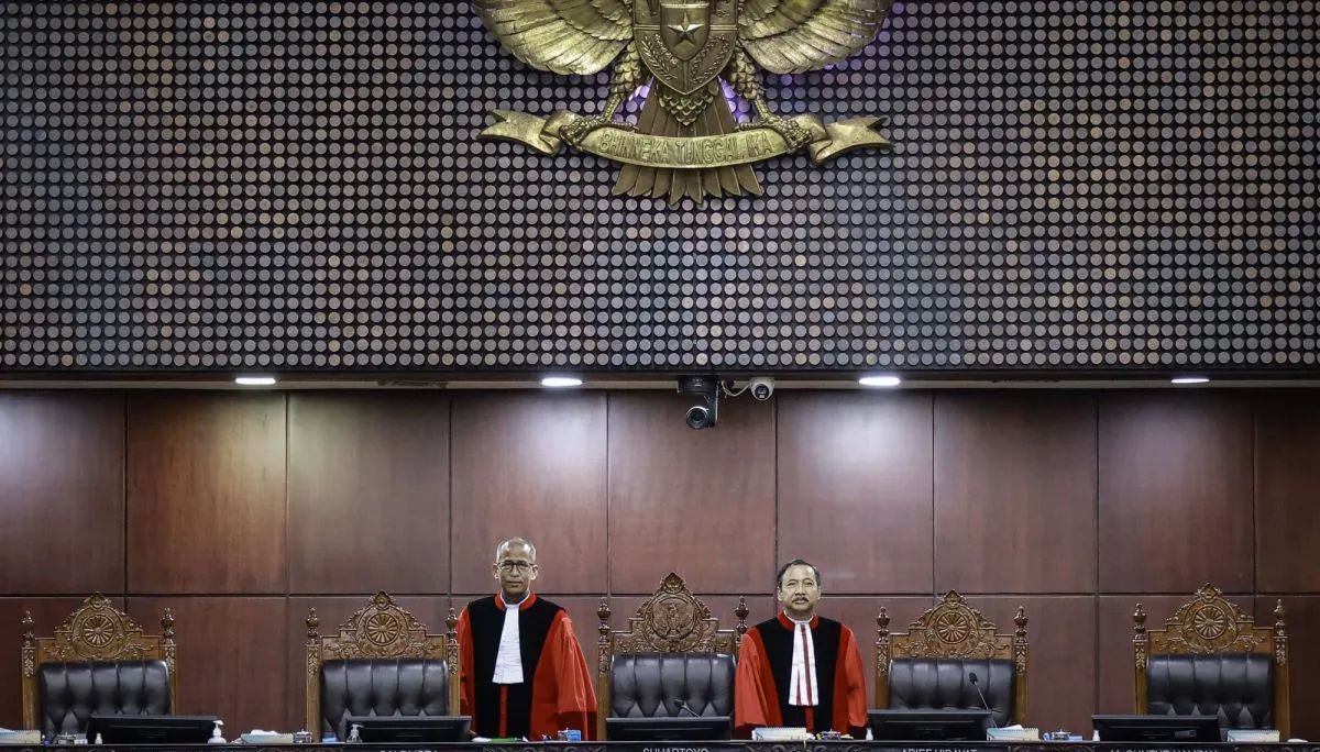 Ketua Mahkamah Konstitusi (MK) Suhartoyo (kanan) bersama Wakil Ketua MK Saldi Isra (kiri) bersiap memimpin sidang putusan Perselisihan Hasil Pemilihan Umum (PHPU) Gubernur Papua Tahun 2024 di Gedung MK, Jakarta, Rabu (17/9/2025). Mahkamah Konstitusi  <b>(ANTARA)</b>