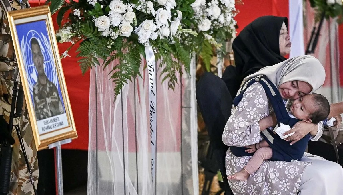 Arsip - Istri dan anak Serka (Anm) M. Nur Ichwan menghadiri penghormatan jenazah personel penjaga perdamaian PBB di Lebanon (UNIFIL) di Terminal 3 Bandara Soekarno-Hatta, Tangerang, Banten (4/4/2026). (ANTARA FOTO/Fauzan/wsj.) <b>(Antara)</b>