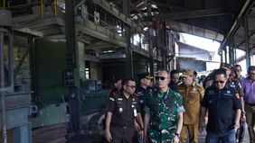 Kepala Staf Umum (Kasum) TNI Letjen TNI Richard Tampubolon meninjau tambang ilegal yang telah disita Satgas Penertiban Kawasan Hutan (PKH) di Provinsi Kepulauan Bangka Belitung pada Selasa (30/9), guna memastikan kawasan tersebut tidak lagi beroperas