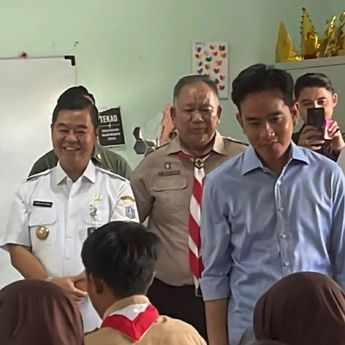 Momen Gibran Uji Coba Makan Siang Bergizi Gratis di SMPN 270 Jakarta Utara