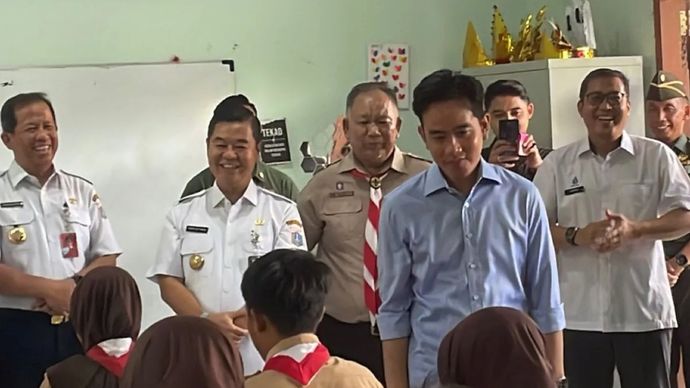 Wakil Presiden Gibran Rakabuming Raka didampingi oleh Penjabat Gubernur Provinsi DKI Jakarta Teguh Setyabudi kembali melakukan uji coba makan siang gratis di SMPN 270 Jakarta Utara, Rabu 23/10/2024).