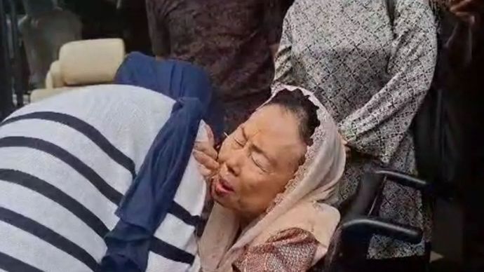 Sinta Nuriyah, istri Presiden ke-4 Indonesia Abdurrahman Wahid atau Gus Dur tak kuasa menahan tangis saat memeluk ibu Delpedro Marhaen, aktivis yang ditahan di Polda Metro Jaya, Jakarta, Selasa, 23 September 2025.