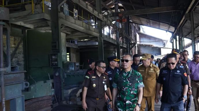 Kepala Staf Umum (Kasum) TNI Letjen TNI Richard Tampubolon saat mengunjungi kawasan tambang di Kepulauan Bangka Belitung, Selasa, 30 September 2025.