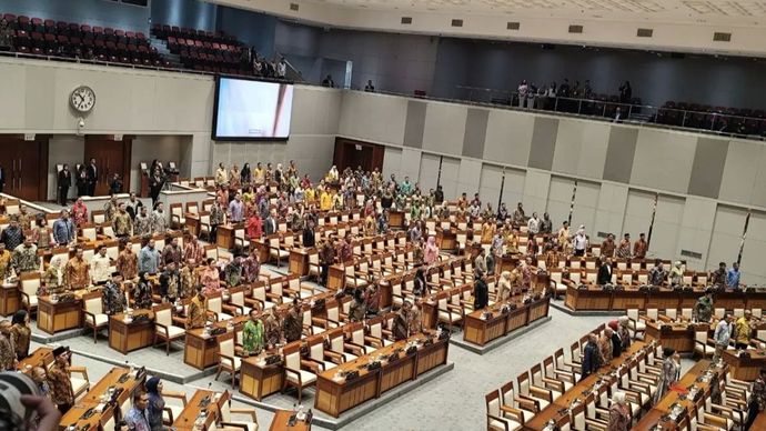 Sejumlah Anggota DPR RI menghadiri Rapat Paripurna DPR RI di kompleks parlemen, Jakarta, Kamis, 2 Oktober 2025.