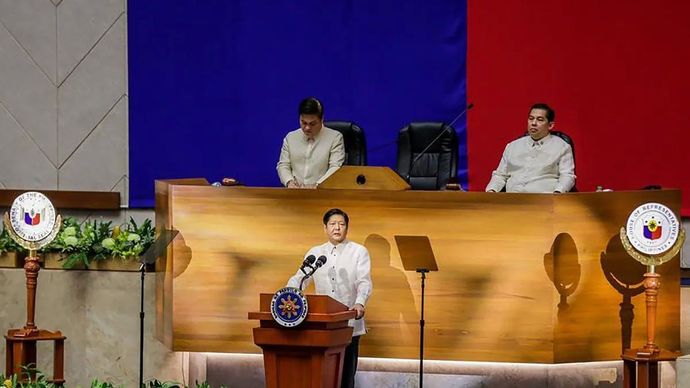 Arsip - Presiden Filipina Ferdinand Romualdez Marcos (depan) mendengarkan State of the Nation Address keduanya di Quezon City, Filipina, Senin (24/7/2023).