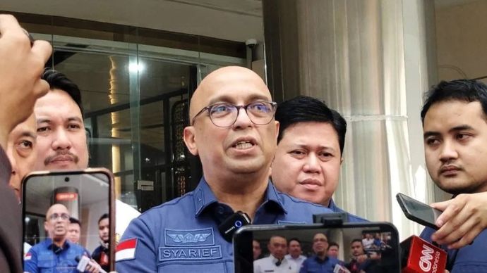 Direktur Penyidikan (Dirdik) Jaksa Agung Muda Bidang Tindak Pidana Khusus (Jampidsus) Kejagung Syarief Sulaeman Nahdi (tengah) memberikan keterangan pers di Gedung Jampidsus Kejagung, Jakarta.