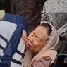 Istri Gus Dur Menangis Saat Peluk Ibu Aktivis Delpedro di Polda Metro Jaya