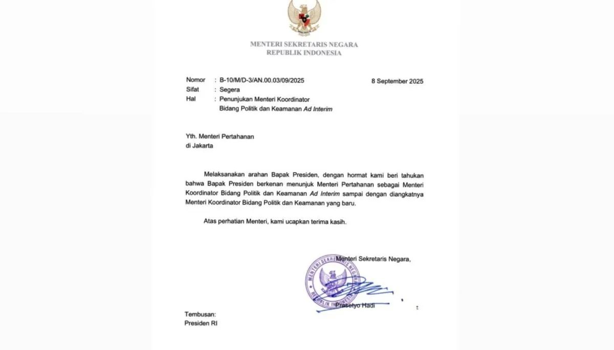 Salinan surat pemberitahuan kepada Menteri Pertahanan Sjafrie Sjamsoeddin yang ditunjuk oleh Presiden Prabowo Subianto sebagai Menteri Koordinator Bidang Politik dan Keamanan Ad Interim per 8 September 2025 sampai dengan dilantiknya pejabat definitif <b>(ANTARA)</b>