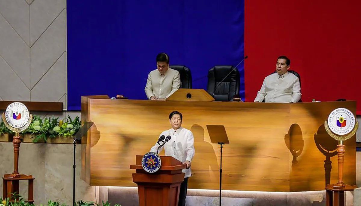 Arsip - Presiden Filipina Ferdinand Romualdez Marcos (depan) mendengarkan State of the Nation Address keduanya di Quezon City, Filipina, Senin (24/7/2023). <b>(ANTARA)</b>