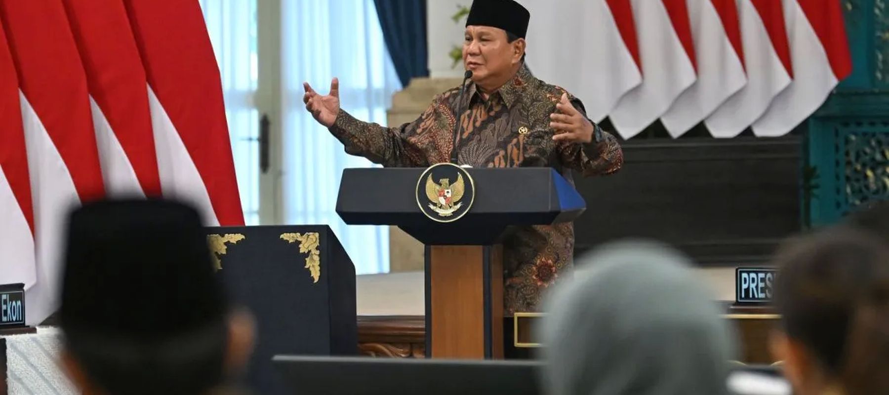 Presiden Prabowo Subianto (atas) memimpin Sidang Kabinet Paripurna di Istana Negara, Jakarta, Senin (20/10/2025). Sidang kabinet paripurna yang bertepatan dengan setahun masa pemerintahan Presiden Prabowo dan Wapres Gibran tersebut membahas realisasi