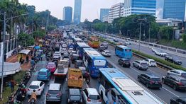 Unjuk Rasa Mahasiswa BEM UI dan UIN Jakarta Bikin Lalu Lintas Gatot Subroto Tersendat