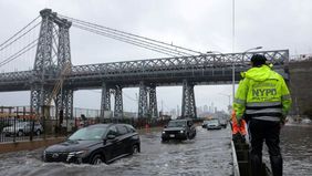 Gubernur New York, Kathy Hochul, pada hari Kamis mengumumkan status darurat untuk Kota New York serta beberapa wilayah di sekitarnya akibat hujan deras yang berpotensi menimbulkan banjir bandang secara meluas.