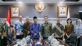 Kementerian Sosial bersama Kementerian Transmigrasi tengah menyiapkan program pembangunan Sekolah Rakyat yang akan difokuskan di kawasan transmigrasi. Inisiatif ini ditargetkan mulai berjalan pada awal tahun 2026.