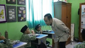 Komisi Perlindungan Anak Indonesia (KPAI) meminta pemerintah segera mengevaluasi Program Makan Bergizi Gratis (MBG) setelah sejumlah kasus keracunan massal menimpa anak-anak, termasuk peristiwa terbaru yang melibatkan ratusan siswa di Bandung Barat.