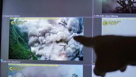 Erupsi Gunung Semeru pada Rabu mendorong Satuan Lalu Lintas Kepolisian Resor Malang menutup sementara jalur penghubung Kabupaten Malang dan Kabupaten Lumajang melalui Kecamatan Ampelgading.