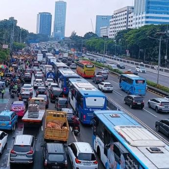 Unjuk Rasa Mahasiswa BEM UI dan UIN Jakarta Bikin Lalu Lintas Gatot Subroto Tersendat