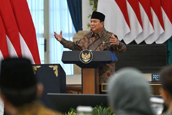 Presiden Prabowo Subianto (atas) memimpin Sidang Kabinet Paripurna di Istana Negara, Jakarta, Senin (20/10/2025). Sidang kabinet paripurna yang bertepatan dengan setahun masa pemerintahan Presiden Prabowo dan Wapres Gibran tersebut membahas realisasi