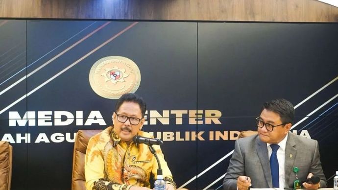 Juru Bicara Mahkamah Agung (MA) Yanto (kiri) menyampaikan keterangan terkait sikap Mahkamah Agung terhadap majelis hakim kasasi Gregorius Ronald Tanur terpidana kasus pembunuhan Dini Sera Afriyanti di Jakarta, Senin (28/10/2024). Mahkamah Agung membe