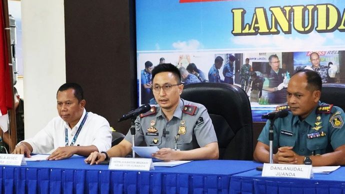 Kepala Kantor Imigrasi Kelas I Khusus Surabaya, Ramdhani (tengah). 