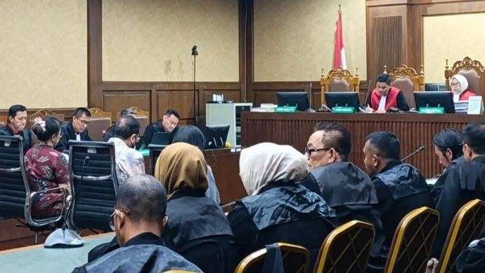 Mantan pejabat Mahkamah Agung (MA) Zarof Ricar (tengah) di sidang pembacaan surat tuntutan di Pengadilan Tipikor Jakarta.