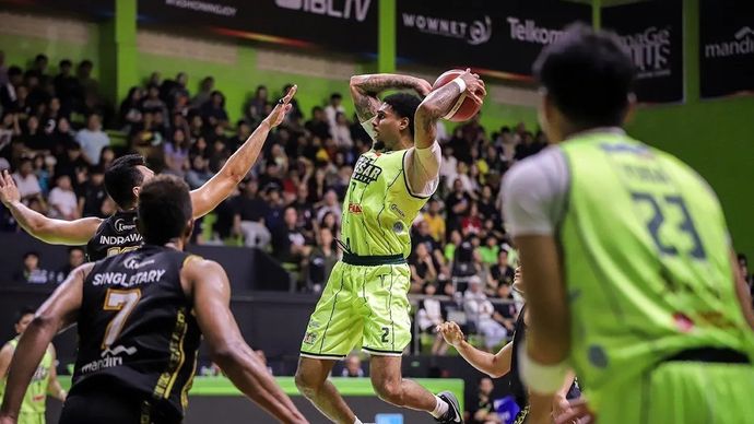 Pebasket Pacific Caesar Surabaya Adonnecy Joshua Bramah dan pebasket Kesatria Bengawan Solo Ponsianus Nyoman Indrawan.