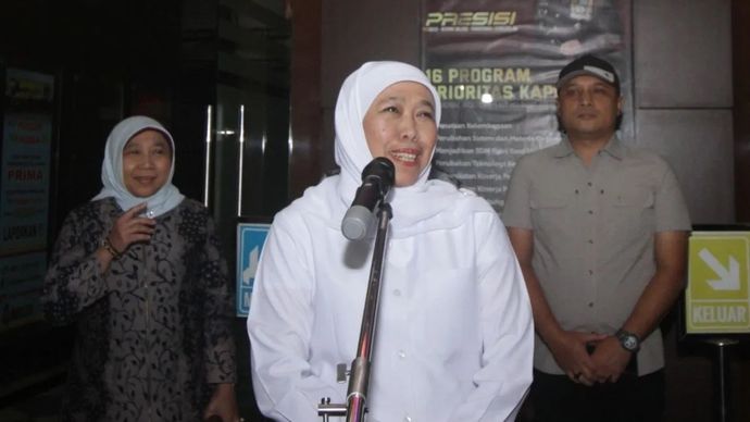 Gubernur Jatim Khofifah Indar Parawansa memberikan pernyataan kepada wartawan usai menjalani pemeriksaan oleh Komisi Pemberantasan Korupsi (KPK) di Gedung Ditreskrimsus Polda Jatim, Surabaya, Kamis malam, 10 Juli 2025.