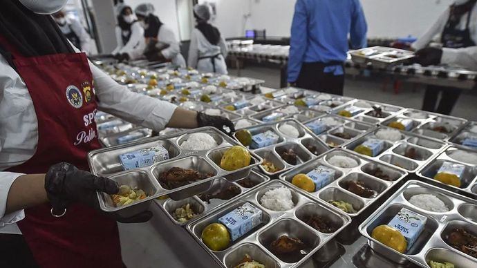 Arsip foto - Petugas menyiapkan paket makanan saat uji coba pelaksanaan program Makan Bergizi Gratis (MBG) di dapur Satuan Pelayanan Pemenuhan Gizi (SPPG) Polda Jambi, Jambi, Jumat, 1 Agustus 2025.