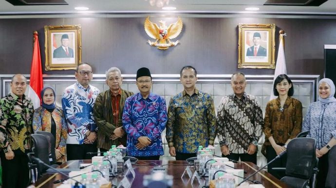 Menteri Sosial Saifullah Yusuf menerima kunjungan Menteri Transmigrasi M. Iftitah Sulaiman Suryanagara di Kantor Kemensos, Jakarta, Kamis, 7 Agustus 2025.