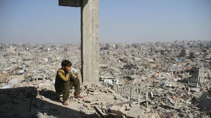 Arsip foto - Seorang anak duduk termenung diantara puing-puing bangunan yang hancur di kamp pengungsi Jabalia di Jalur Gaza utara, Palestina 29 Januari 2025. (ANTARA/Xinhua/Abdul Rahman Salama/aa.)