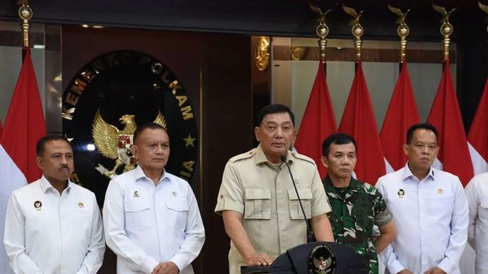 Menko Polkam Ad Interim Sjafrie Sjamsoeddin (tengah) bersama Wamenko Polkam Lodewijk F. Paulus (kedua kiri), Sesmenko Polkam Letjen TNI M. Hasan (kedua kanan), dan para pejabat eselon I memberikan keterangan pers usai memimpin rapat internal di Kemenko Polkam, Jakarta, Selasa (9/9/2025). Menteri Pertahanan Sjafrie Sjamsoeddin memimpin rapat perdana bersama para pejabat utama di lingkungan Kemenko Polkam usai resmi ditunjuk menjadi Menko Polkam Ad Interim menggantikan Budi Gunawan yang telah direshuffle dari jabatannya oleh Presiden Prabowo Subianto pada Senin, 8 September 2025 lalu. 
