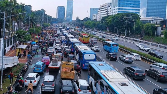 Kendaraan saat melintas di Jalan Gatot Subroto, depan Gedung DPR/MPR Jakarta, Selasa, 9 September 2025.