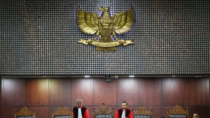 Ketua Mahkamah Konstitusi (MK) Suhartoyo (kanan) bersama Wakil Ketua MK Saldi Isra (kiri) bersiap memimpin sidang gugatan undang-undang tentang Tabungan Perumahan Rakyat (Tapera) di Gedung Mahkamah Konstitusi, Jakarta, Senin, 29 September 2025. Mahkamah Konstitusi mengabulkan gugatan terhadap Undang-Undang Nomor 4 Tahun 2016 tentang Tabungan Perumahan Rakyat (Tapera) karena dianggap bertentangan dengan UUD NRI Tahun 1945, sehingga kini para pekerja tidak wajib menjadi peserta Tapera. 