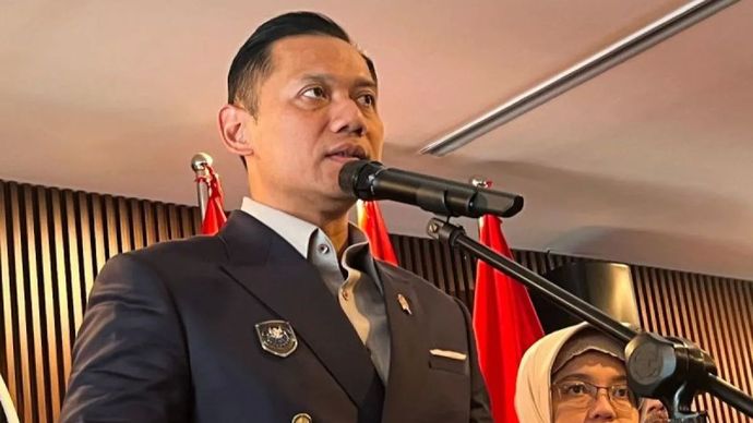 Menteri Koordinator Bidang Infrastruktur dan Pembangunan Kewilayahan Agus Harimurti Yudhoyono (AHY) memberi keterangan kepada awak media seusai memimpin Rapat Koordinasi Tingkat Menteri terkait Implementasi Rencana Aksi Nasional Penanganan Kendaraan Lebih Dimensi dan Lebih Muatan atau ODOL di Jakarta, Senin (6/10/2025).