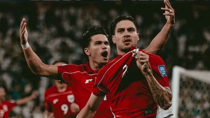 Pesepak bola Timnas Indonesia Kevin Diks (kanan) bersama rekannya Ragnar Oratmangoen (kiri) berselebrasi usai mencetak gol penalti ke gawang Arab Saudi pada pertandingan putaran keempat Kualifikasi Piala Dunia 2026 zona Asia di Stadion King Abdullah Sport City, Jeddah, Arab Saudi, Rabu (8/10/2025).