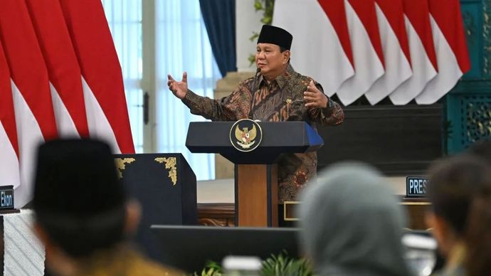 Presiden Prabowo Subianto (atas) memimpin Sidang Kabinet Paripurna di Istana Negara, Jakarta, Senin (20/10/2025). Sidang kabinet paripurna yang bertepatan dengan setahun masa pemerintahan Presiden Prabowo dan Wapres Gibran tersebut membahas realisasi pada 2025 dan rencana kerja pada 2026 terkait program kerja Kabinet Merah Putih di sejumlah bidang, dari ekonomi, bidang pangan, energi, pemberantasan kemiskinan, hingga pembangunan SDM.
