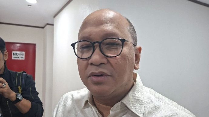 Chief Executive Officer (CEO) Danantara Rosan Roeslani menjawab pertanyaan dari awak media setelah Rapat Koordinasi Terbatas Pengelolaan Sampah Menjadi Energi Listrik di Jakarta, Jumat (24/10/2025). 