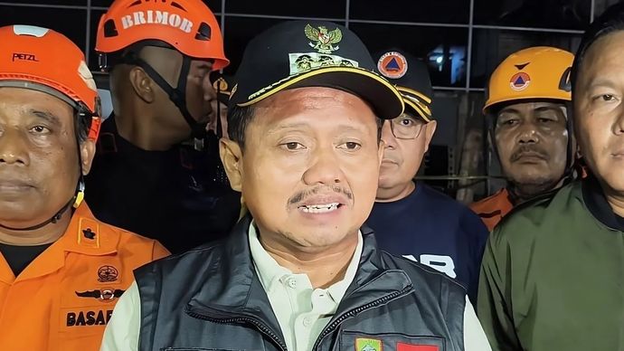 Bupati Kabupaten Sumedang Dony Ahmad Munir saat menjawab pertanyaan dari wartawan di lokasi kejadian longsor Cisempur, Jatinangor, Sumedang.