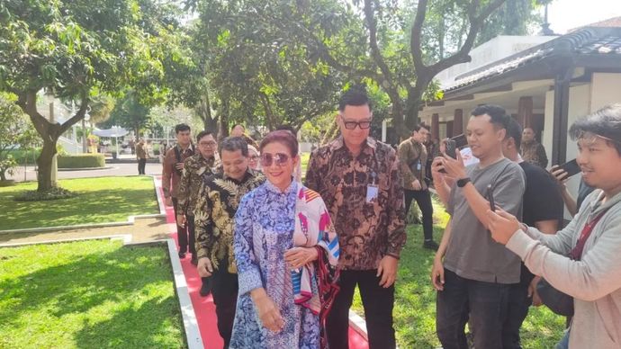 Susi Pudjiastuti dan Dirut BJB Ayi Subarna.