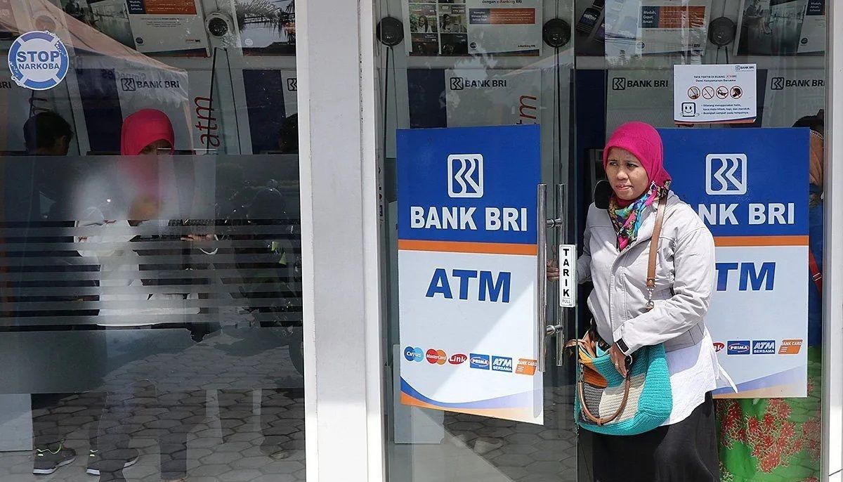 Ilustrasi Warga keluar dari Galeri e-Banking usai bertansaksi melalui ATM Bank BRI.  <b>(ANTARA FOTO/Prasetia Fauzani/ama/aa.)</b>